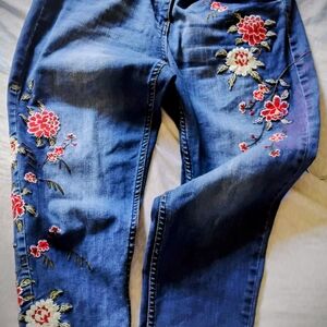 Floral Embroidered Capri Jeans